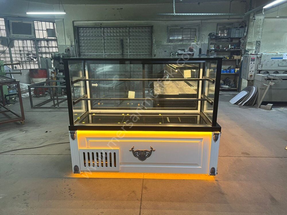 Pasta Teşhir Dolabı Beyaz Dekor