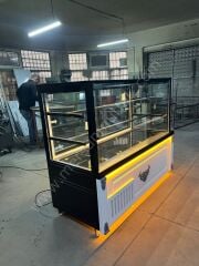 Pasta Teşhir Dolabı Beyaz Dekor