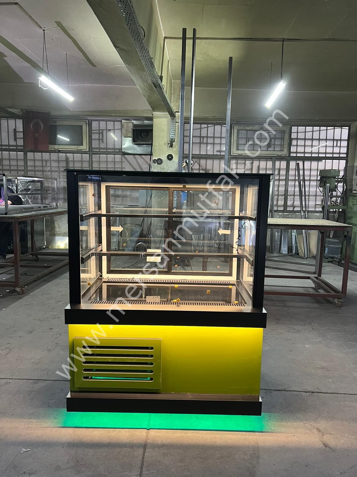 Pasta Dolabı Kare Camlı Hayglass MRSN-145